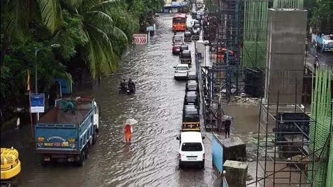 मुंबई में भारी बारिश से रेल सेवा प्रभावित, यलो अलर्ट के साथ मछुआरों को समुद्र में न जाने की चेतावनी