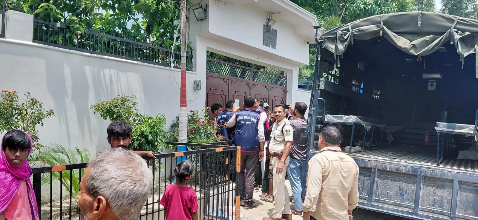 ईओयू की छापेमारी में  कार्यक्रम पदाधिकारी अजीत अमर के मकान से 40 लाख के आभूषण बरामद