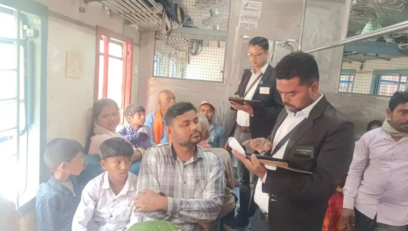 कटिहार रेलमंडल में सघन टिकट चेकिंग अभियान, सैकड़ों बेटिकट यात्री धराए