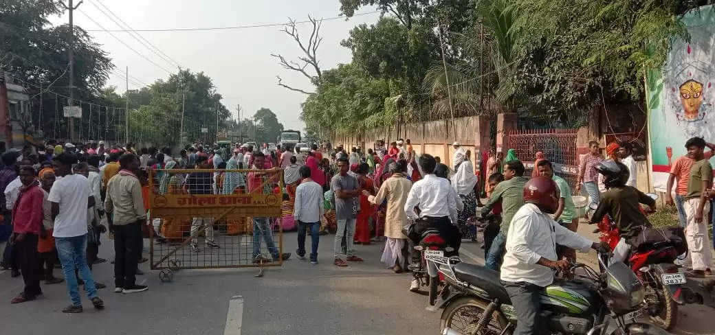 पोस्टमार्टम के बाद गोला पहुंची दोनों युवकों की लाश, परिजनों ने किया सड़क जाम, ड्राइवर सस्पेंड