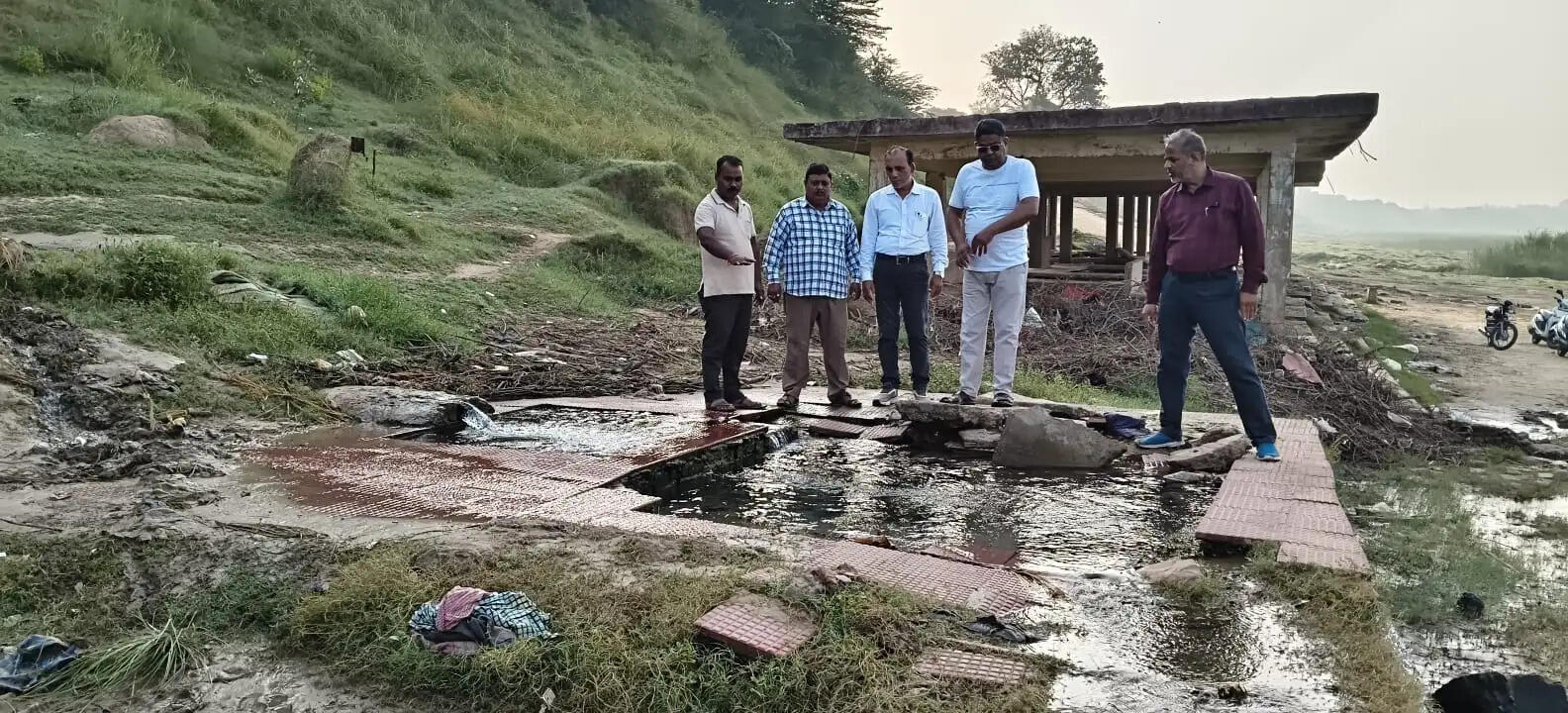 यमुना तट पर चला 170वां सफाई अभियान, बदहाल अंत्येष्टि स्थलों के सुधार की उठी मांग
