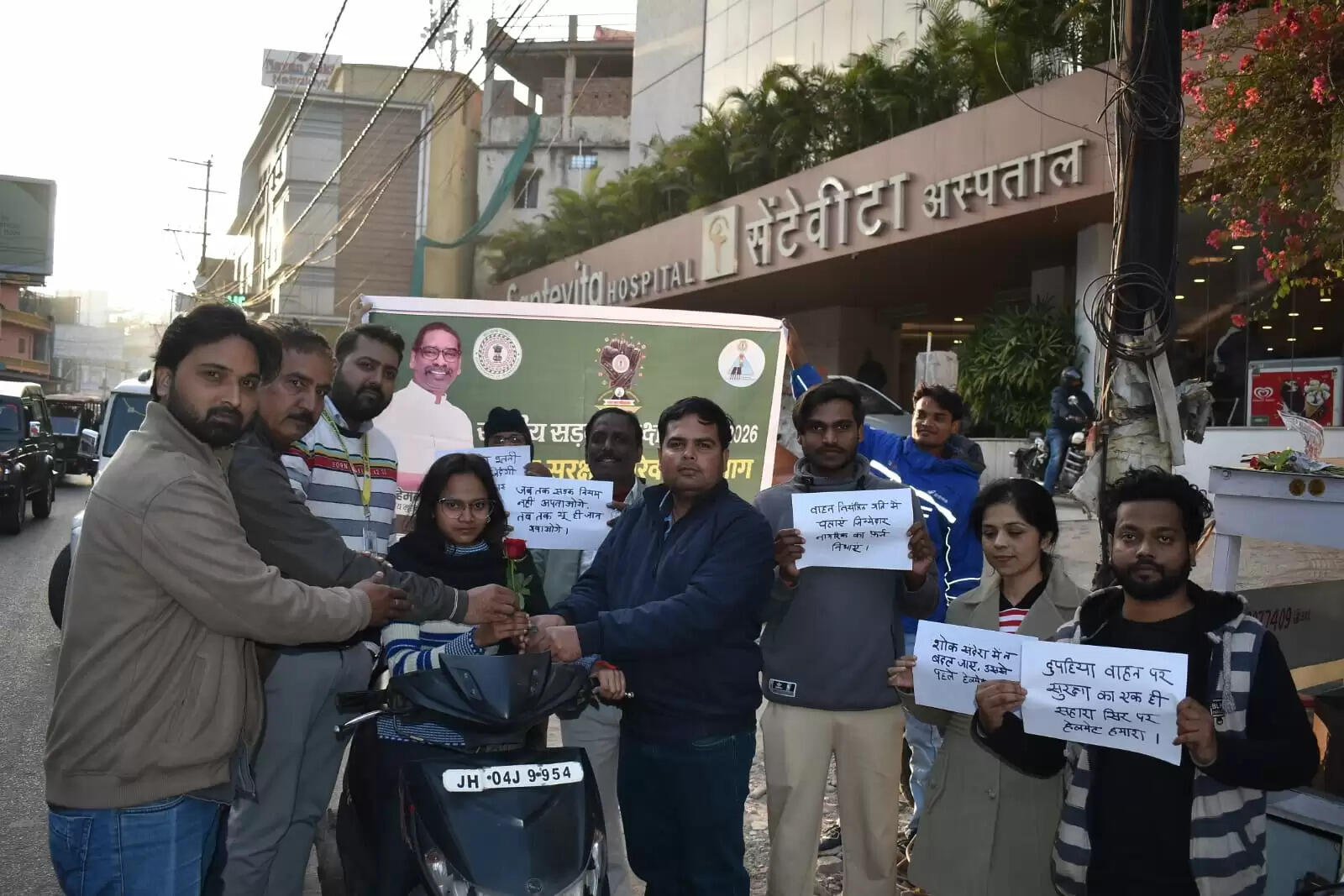 गुलाब फूल देकर दी गई ट्रैफिक नियमों की जानकारी