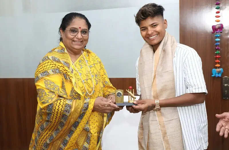 मप्रः महिला क्रिकेटर क्रांति गौड़ ने महिला-बाल विकास मंत्री निर्मला भूरिया से की सौजन्य भेंट