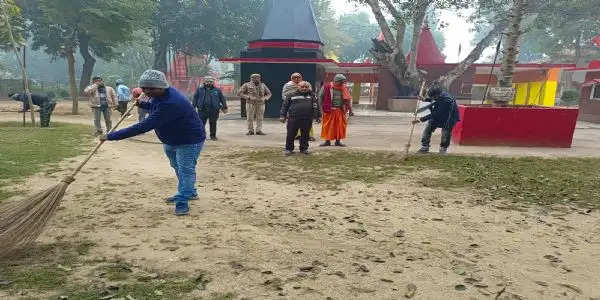 स्वच्छता अभियान का आगाजः अफसरों ने मंदिरों के बाहर लगाई झाड़ू