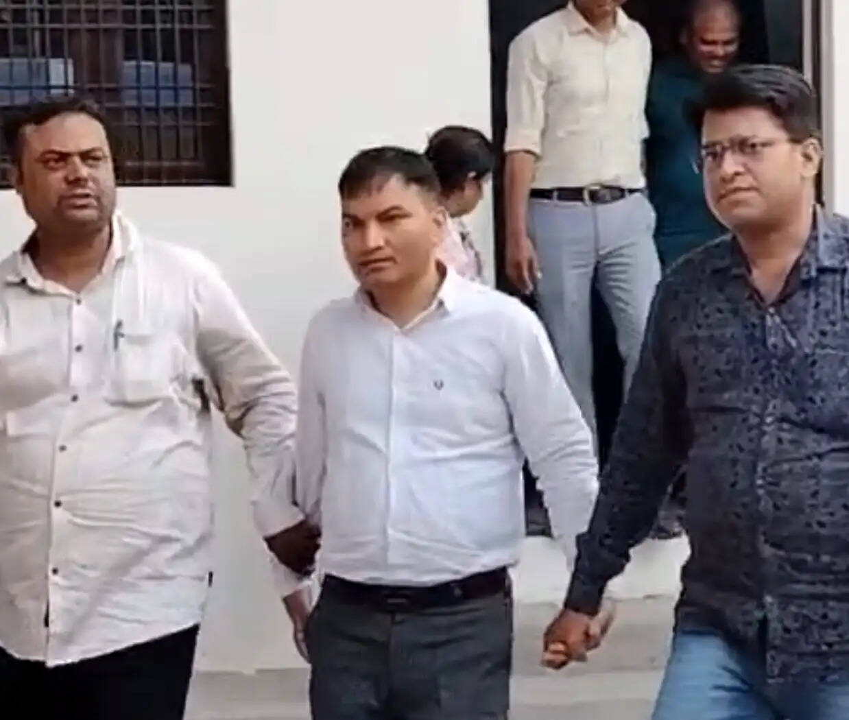 कन्नौज में विजिलेंस ने सब-रजिस्ट्रार को रिश्वत लेते दबोचा, एक निजी कर्मी भी पकड़ा