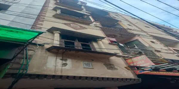 त्रि नगर में घर में लगी आग, छह लोग झुलसे; शॉर्ट सर्किट की आशंका