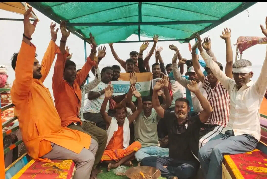 गंगा की लहरों में क्रिकेट प्रेमियों ने की टीम इंडिया की जीत की प्रार्थना