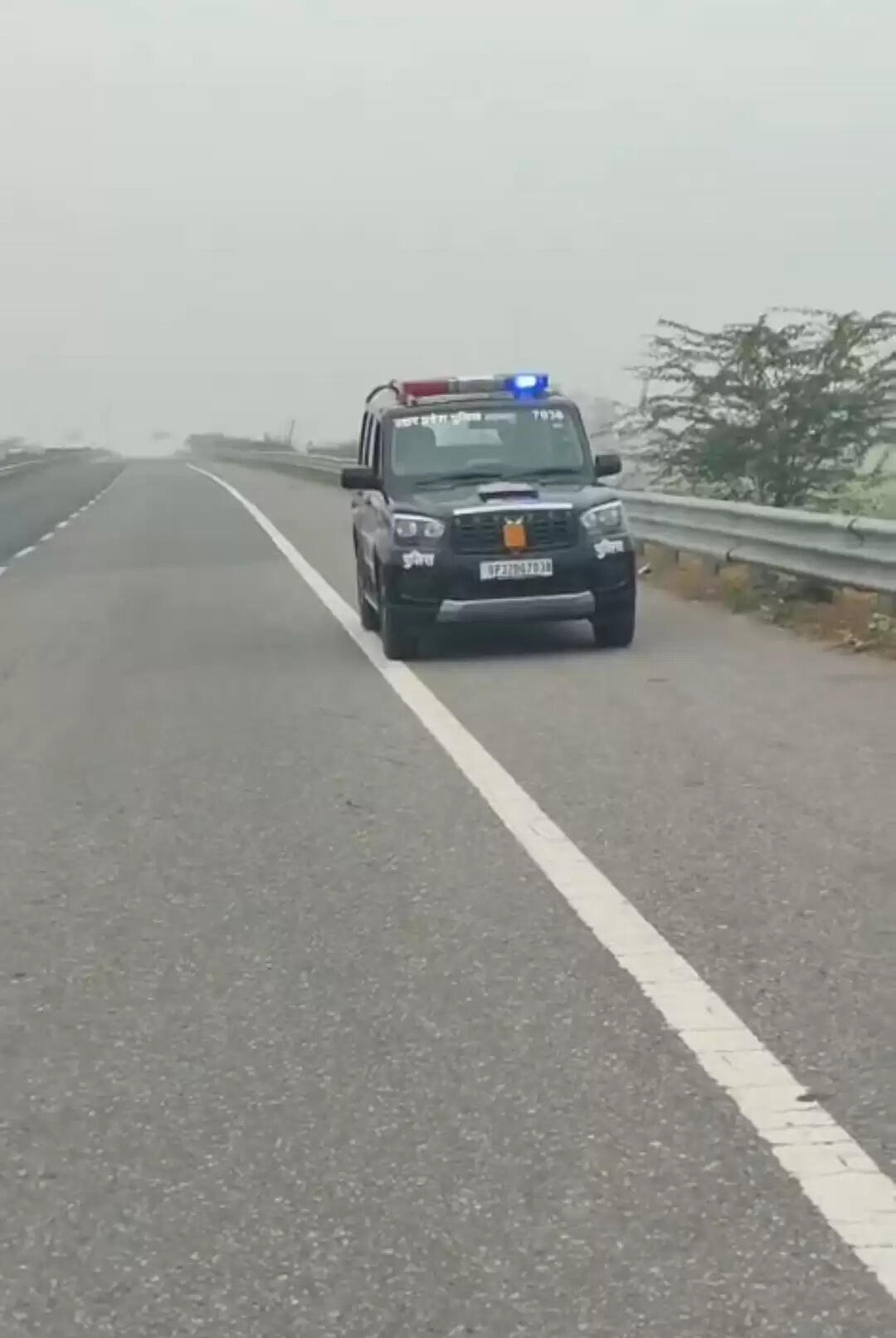 घने कोहरे में सड़क सुरक्षा को लेकर औरैया पुलिस का जागरूकता अभियान, 14 पुलिस वाहन हाइवे पर रवाना