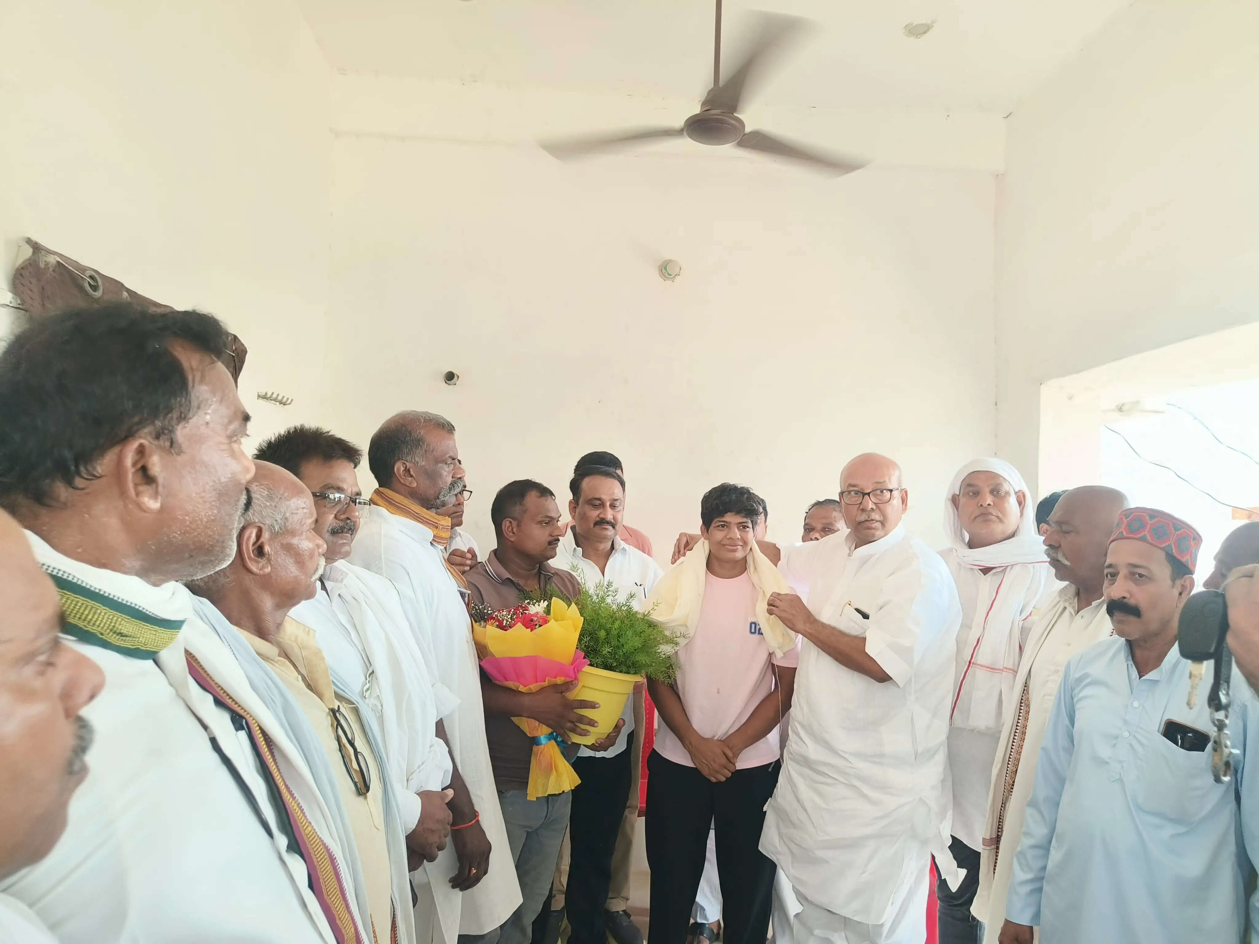 अंतरराष्ट्रीय महिला पहलवान पुष्पा यादव का भव्य स्वागत, अजय सिंह टप्पू ने किया सम्मानित