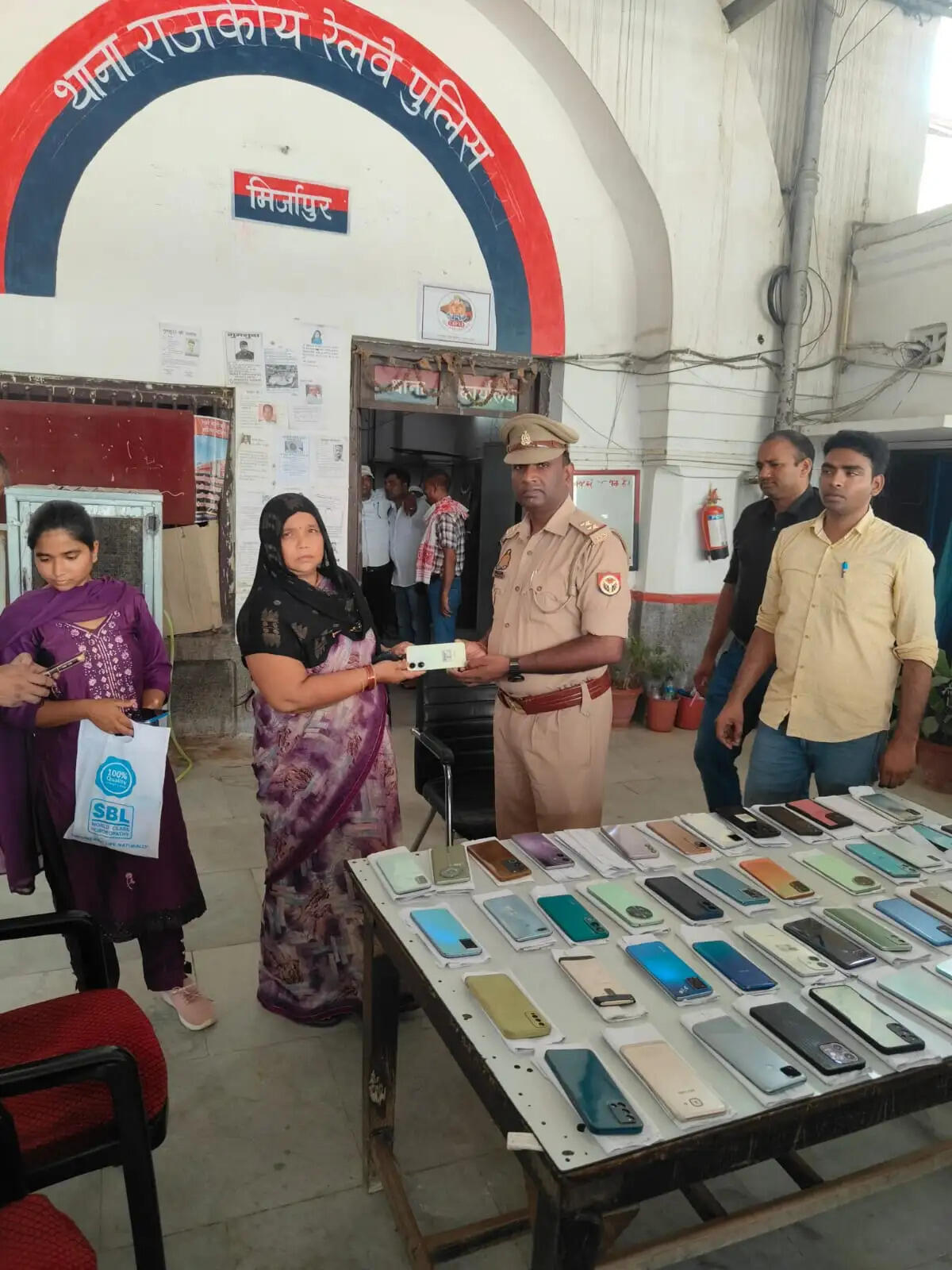 जीआरपी ने लौटाई मुस्कान : 25 लाख के 105 गुम मोबाइल बरामद, 55 लोगों को लाैटाए फोन