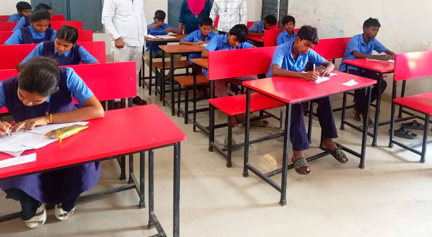 आठवीं की केंद्रीकृत परीक्षा शुरू, पहले दिन 195 छात्र -छात्राएं रहे&nbsp;अनुपस्थित