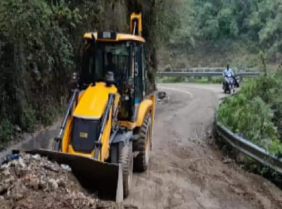 उत्तराखंड की सड़कें झेल रहीं मौसम की मार, एनएच-एसएच समेत कई मार्ग अवरुद्ध