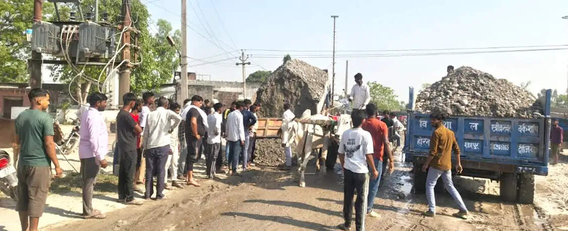 खनन वाहनों से टूटी सड़कें, गुस्साए ग्रामीण बोले, अब गांव से नहीं गुजरने देंगे ट्रॉली