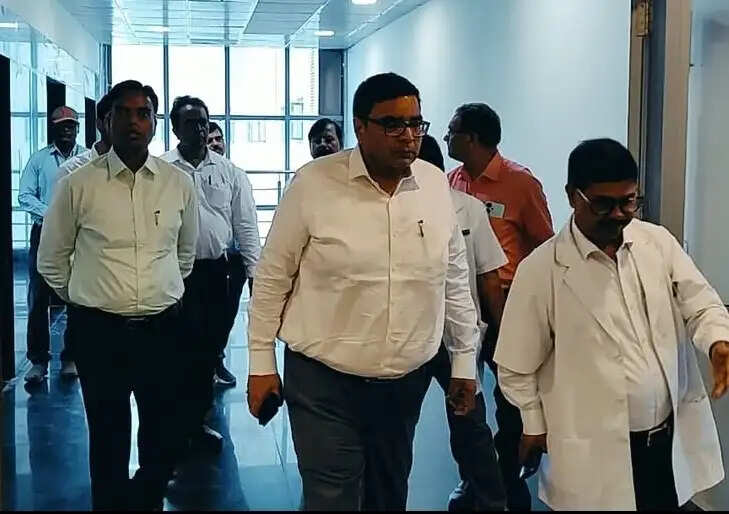 डीएमसीएच की स्वास्थ्य व्यवस्था सुधारने को आयुक्त व डीएम का औचक निरीक्षण