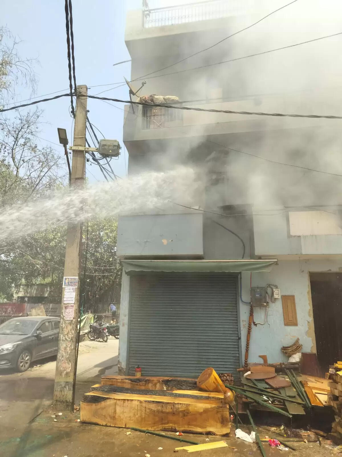 तीन मंजिला इमारत में लगी आग