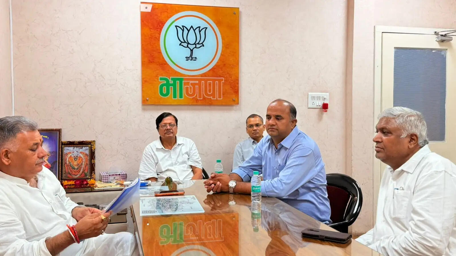 भाजपा प्रदेश कार्यालय में कैबिनेट मंत्री इंदर सिंह परमार ने सुनीं जनसमस्याएं, अधिकारियों को दिए त्वरित निराकरण के निर्देश