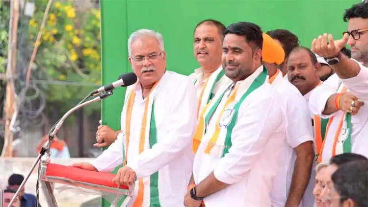 कांग्रेस उम्‍मीदवार आकाश शर्मा ने शक्‍त‍ि प्रदर्शन कर दाख‍िल क‍िया नामांकन