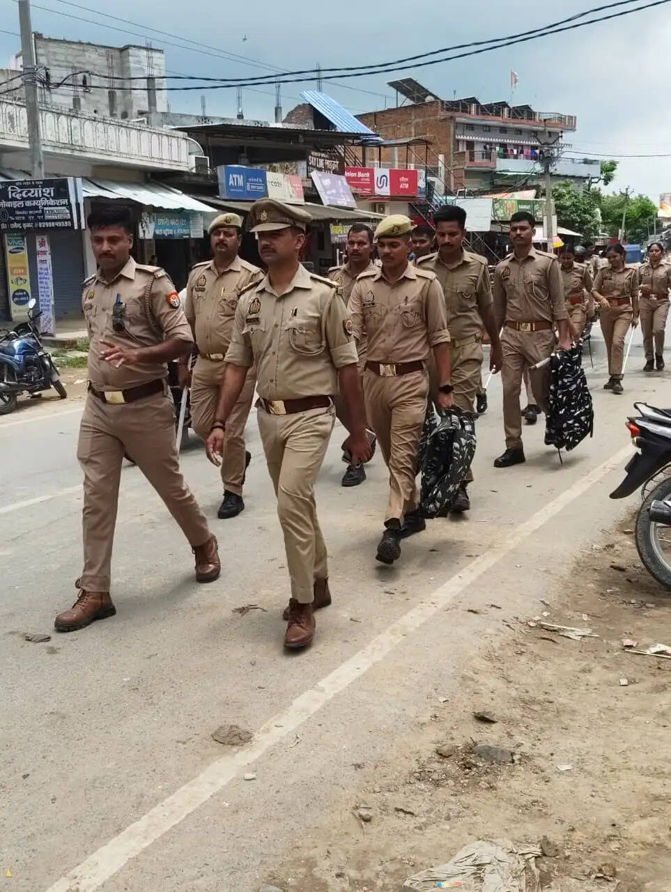 विपक्ष का विरोध : लखनऊ समेत प्रदेश के कई शहरों में प्रदर्शन, हिरासत में लिए गए सपा—कांग्रेस कार्यकर्ता