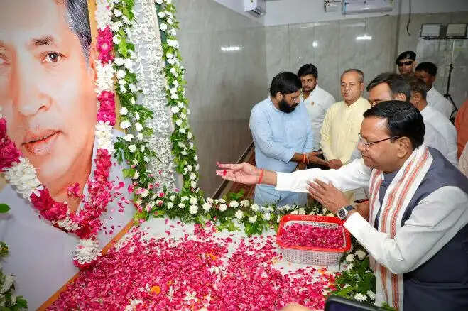 पंकज चौधरी ने विधायक अनिल शर्मा काे श्रद्धासुमन अर्पित कर परिजनों काे बंधाया ढांढस