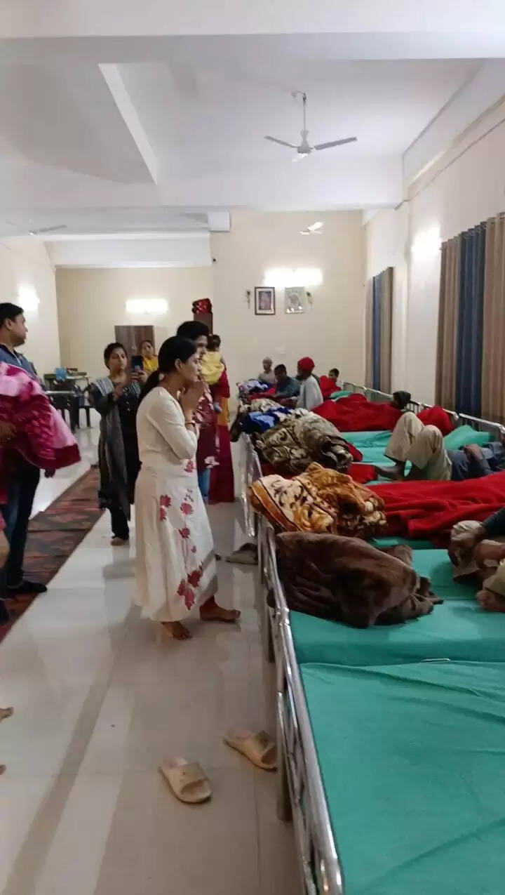 आश्रम में निराश्रितजनों के बीच हुआ कंबल का वितरण