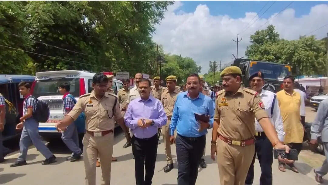 परिवहन उपायुक्त ने नियमों का उल्लंघन करने वाले कई&nbsp;स्कूली&nbsp;वाहनाें&nbsp;काे किया सीज