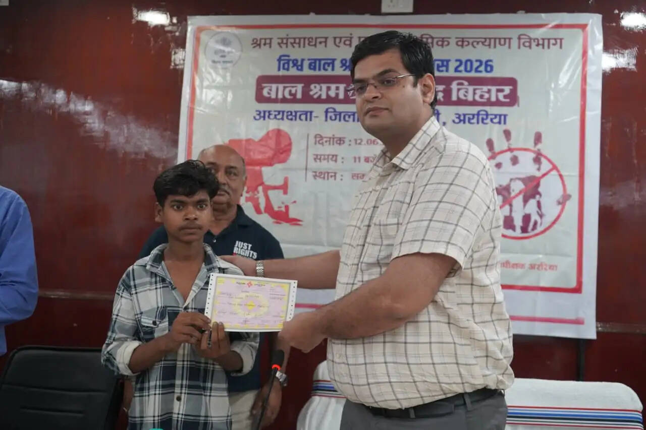 अररिया को बाल श्रम मुक्त बनाने का संकल्प, डीएम ने जागरूकता रथ को दिखाई हरी झंडी