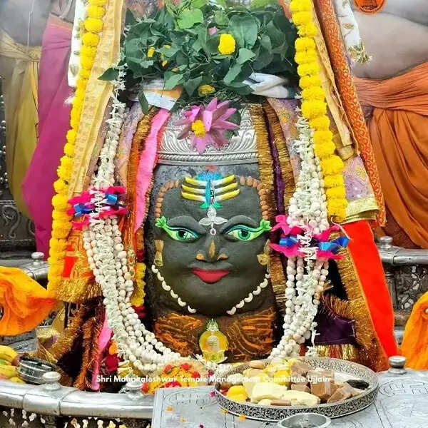 उज्जैन:&nbsp;रजत चंद्र-त्रिशूल मुकुट से सजे बाबा महाकाल, महानिर्वाणी अखाड़े की ओर से अर्पित की गई भस्म
