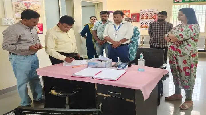 ग्वालियरः कलेक्टर के निर्देश पर अस्पतालों व आंगनबाड़ी केन्द्रों का अधिकारियों ने किया संयुक्त निरीक्षण