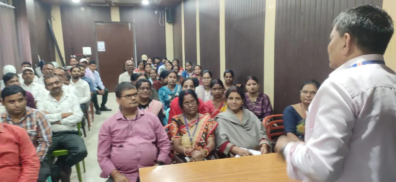 संगीत शिक्षक छात्रों को गायन-वादन में दक्ष बनाएं : डीईओ
