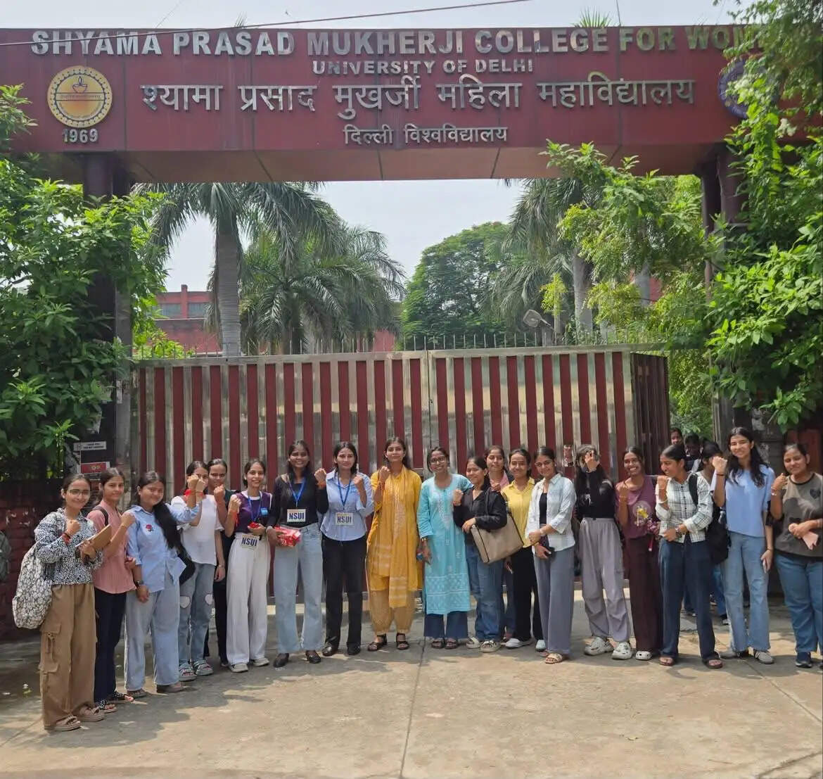 डीयू के महिला महाविद्यालयों में एनएसयूआई ने ‘सखी’ पहल के तहत मनाया रक्षाबंधन