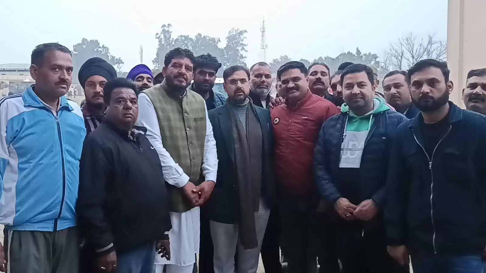 खेल मंत्री सतीश शर्मा ने बाना सिंह खेल मैदान में खिलाड़ियों को मिल रही सुविधाओं की हासिल की जानकारी