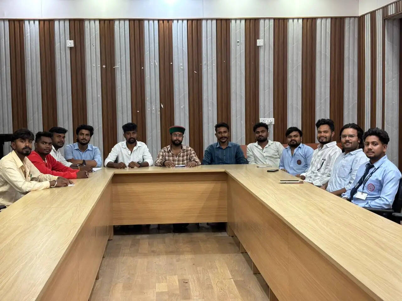 डीएसपीएमयू में छात्र संगठनों की सर्वदलीय बैठक, सौंपा मांग पत्र