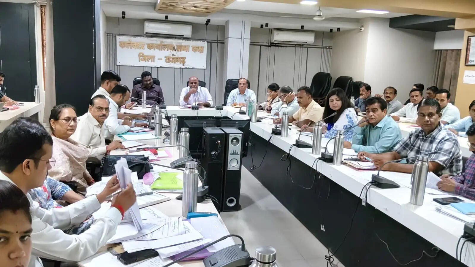 राजगढ़ः समय सीमा बैठक में कलेक्टर में कलेक्टर ने की लंबित प्रकरणों की समीक्षा