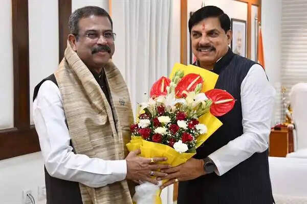 मुख्यमंत्री डॉ. यादव से केंद्रीय शिक्षा मंत्री&nbsp;धर्मेंद्र प्रधान ने सीए&nbsp;हाउस&nbsp;में&nbsp;की भेंट
