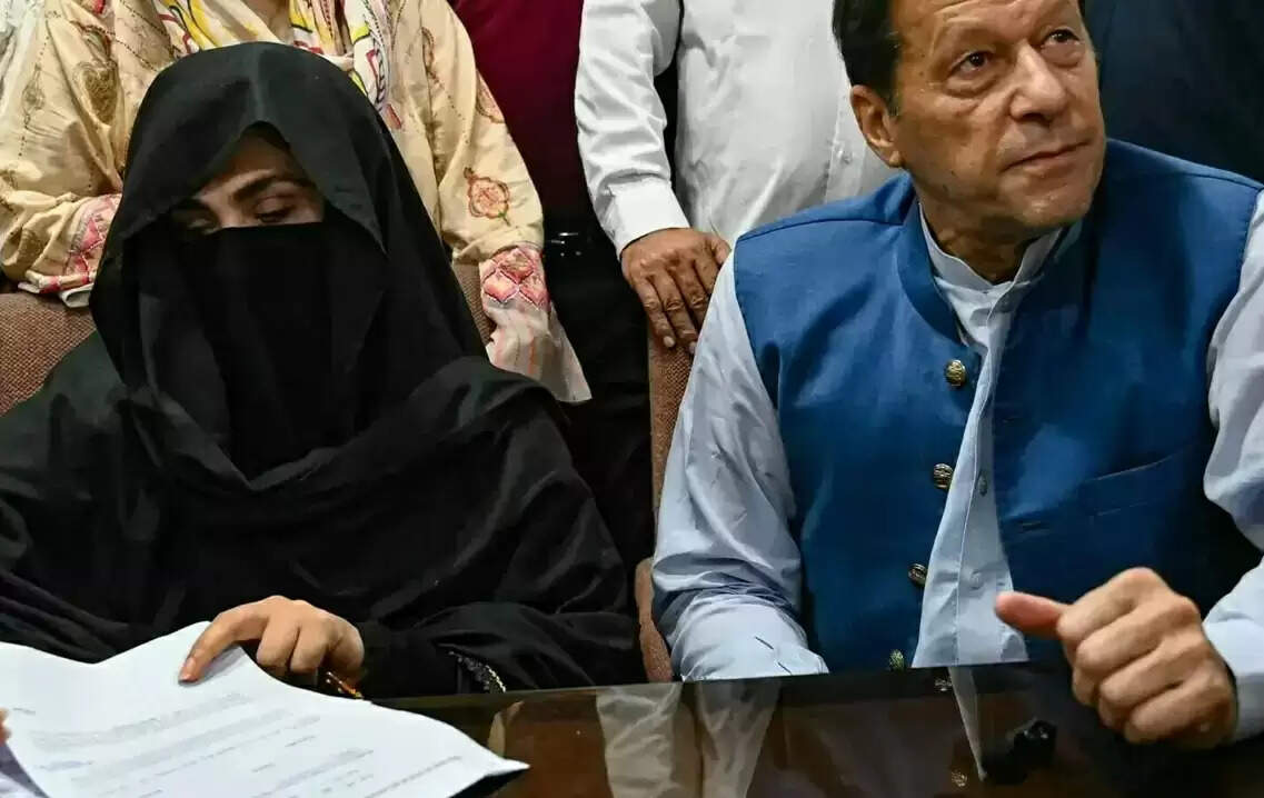 पाकिस्तान की अदालत ने इमरान-बुशरा की कुछ मामलों में अंतरिम जमानत अवधि बढ़ाई