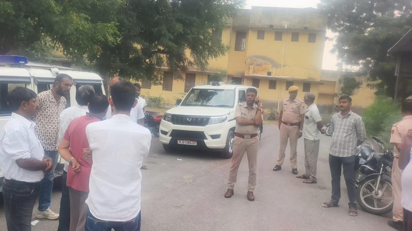 ट्रेलर ने बाइक सवार परिवार को कुचला, मां-बेटे और भतीजे की मौत