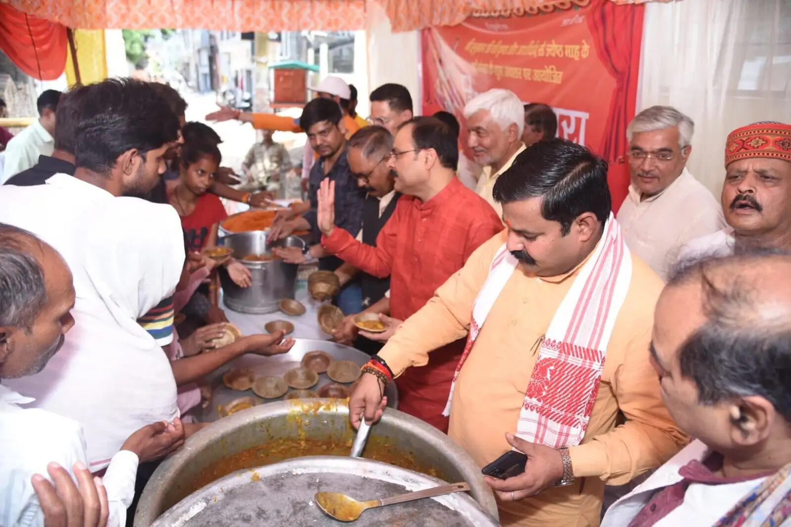 विश्व संवाद केंद्र : बड़े मंगल पर प्रांत प्रचारक कौशल ने किया प्लास्टिक मुक्त विशाल भंडारे का शुभारंभ