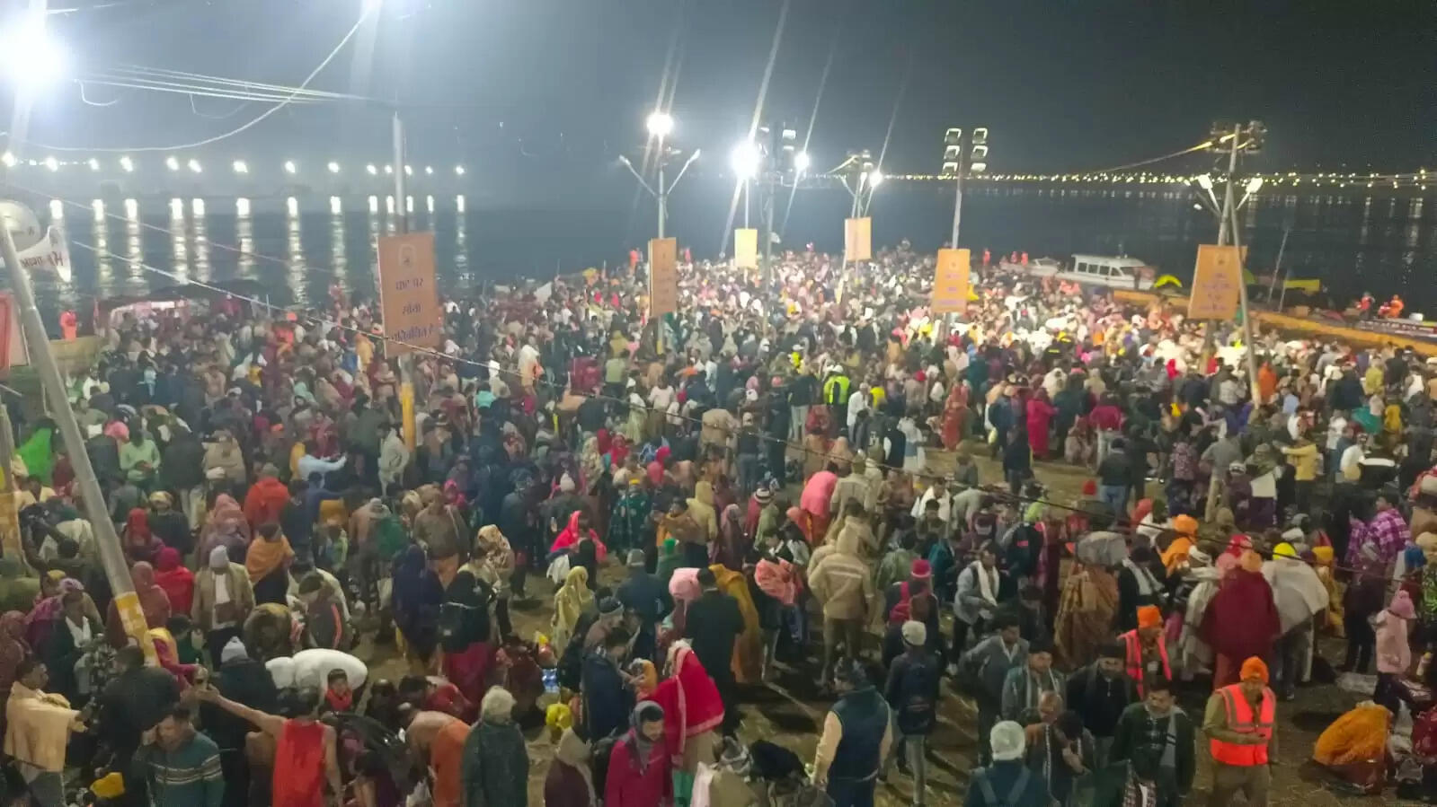 (लीड ) मकर संक्रांति पर रामनगरी, प्रयागराज और काशी में उमड़ा आस्था का सैलाब, संगम में लाखों ने लगाई डुबकी