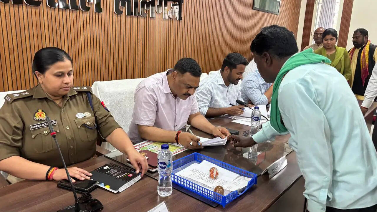 तहसीलों में आयोजित हुआ सम्पूर्ण समाधान दिवस, डीएम-एसपी ने सुनीं फरियादियों की समस्याएं