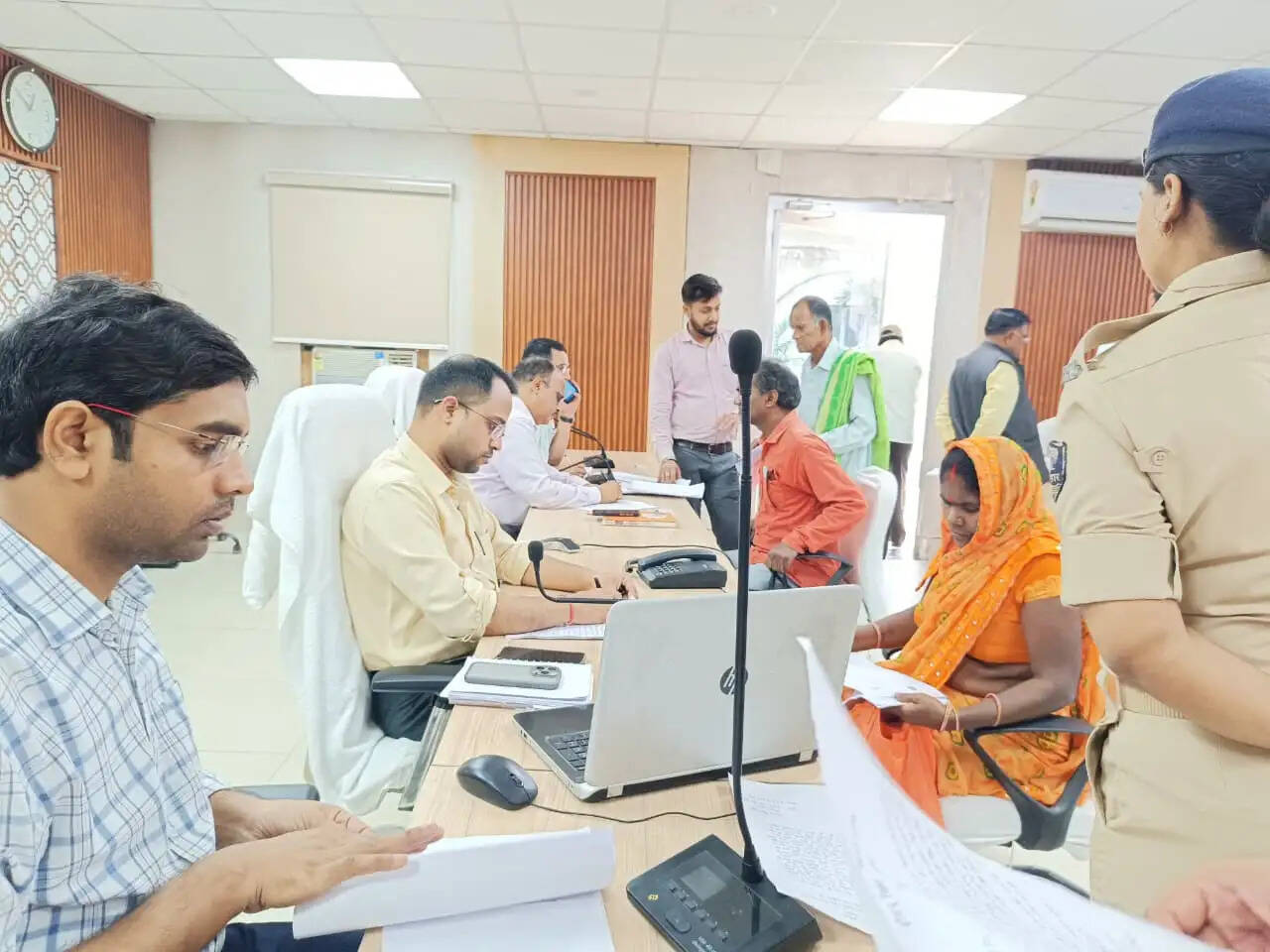 जनता दरबार में जिलाधिकारी ने सुनी 59 फरियादियों की समस्याएं