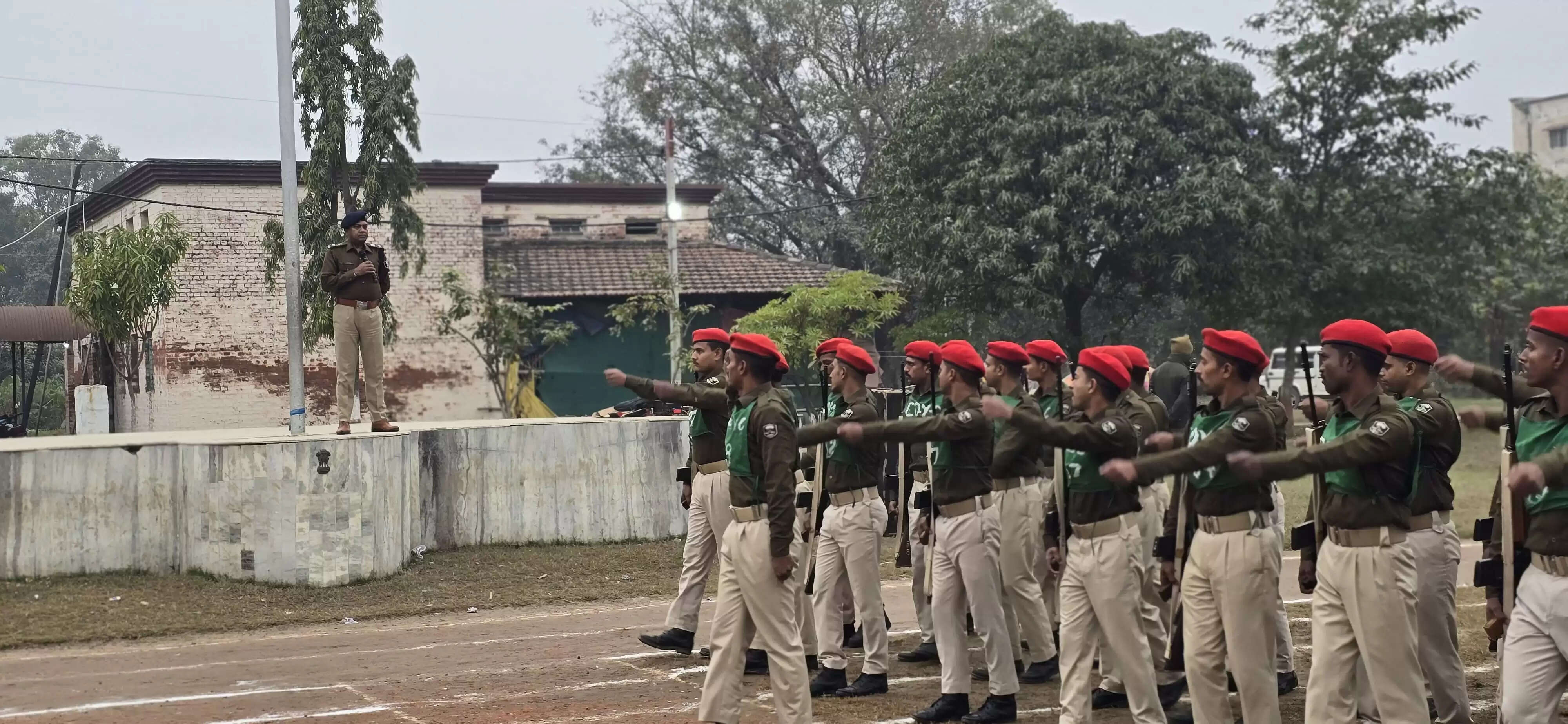 सारण ग्रामीण एसपी ने पुलिस केंद्र में रैतिक परेड का किया निरीक्षण जवानों को दिए फिटनेस के टिप्स