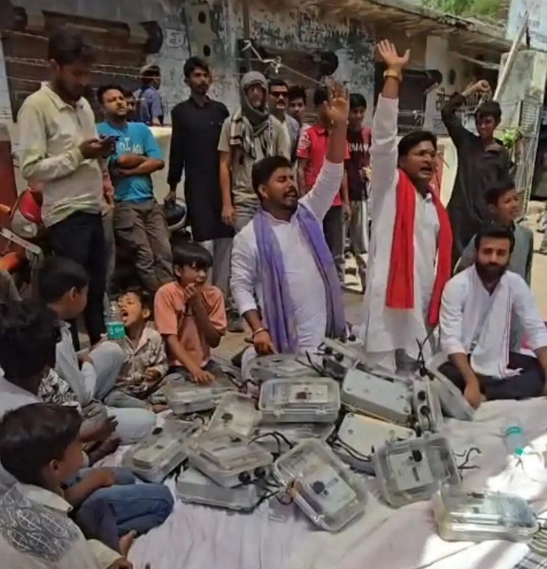 प्रीपेड मीटरों का जमकर विरोध, मीटर उखाड़ उपखण्ड कार्यालय में रखे