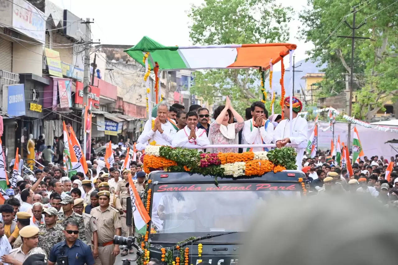 प्रियंका गांधी ने कांग्रेस प्रत्याशी के समर्थन में अलवर में किया रोड़ शो