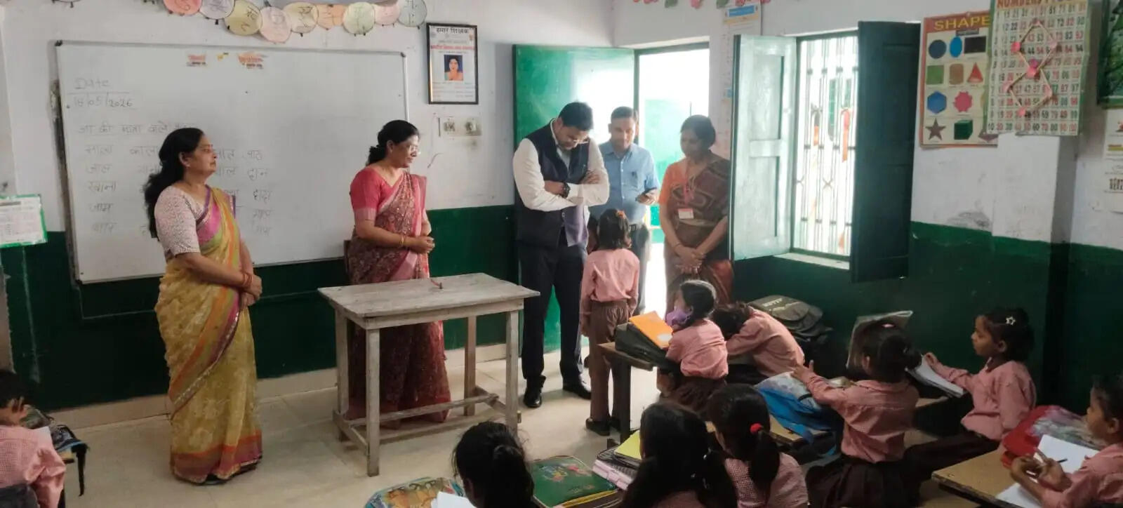 अचानक स्कूल पहुंचे सीडीओ, बच्चों से पूछे सवाल और परखी पढ़ाई