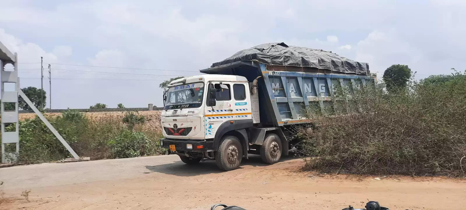 अनूपपुर: राखड़ से भरे हाइवा ने बाइक सवार दंपत्ति को मारी टक्कर, पत्नी के पैर में चढ़ा टायर