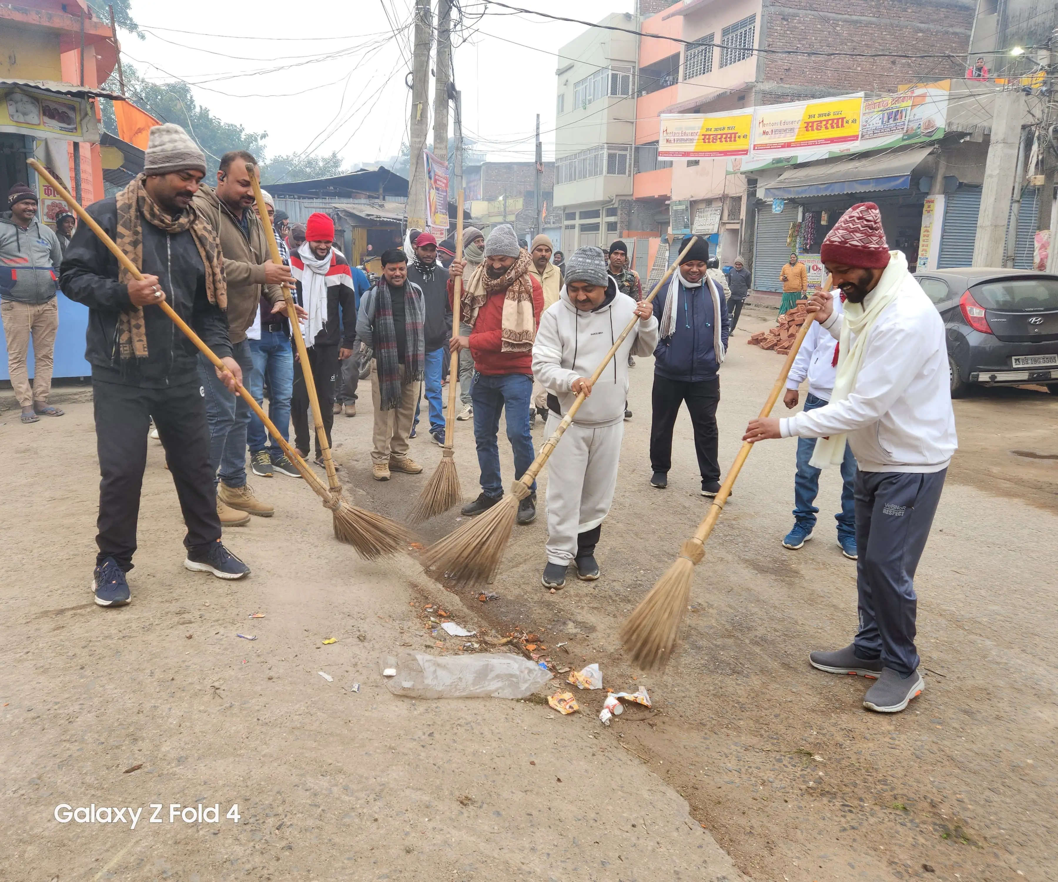 प्रधानमंत्री के आह्वान पर विधायक ने मिथिलांचल दुर्गा मंदिर की साफ-सफाई की