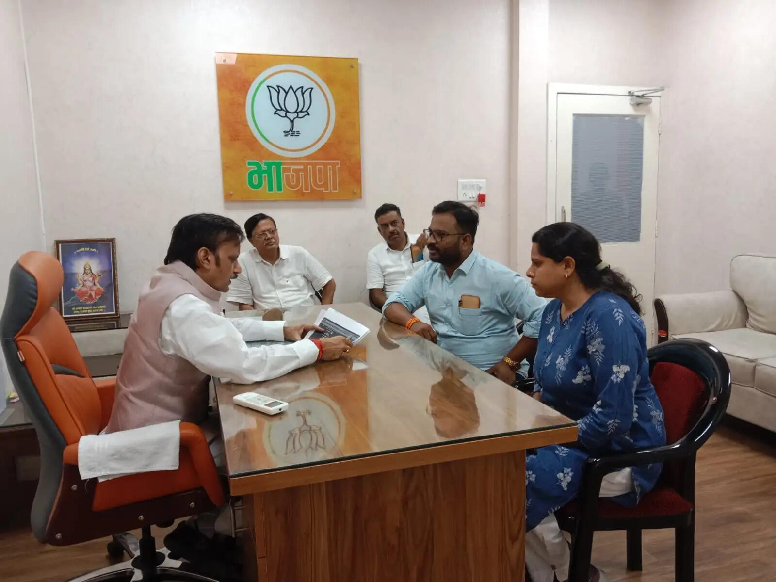 भाजपा प्रदेश कार्यालय में&nbsp;उप&nbsp;मुख्यमंत्री&nbsp;शुक्ल और मंत्री नारायण सिंह पंवार ने सुनीं कार्यकर्ताओं&nbsp;की समस्याएं