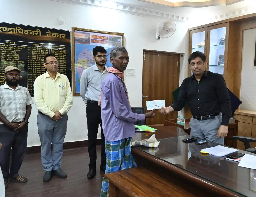 प्रवासी श्रमिक के पिता को उपायुक्त ने सौंपी 50 हजार की सहायता राशि