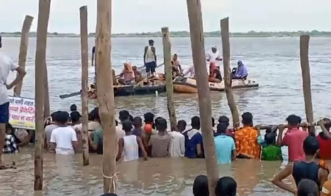 गंगा स्नान के दौरान दो छात्र डूबे, एक ने तैरकर बचाई जान