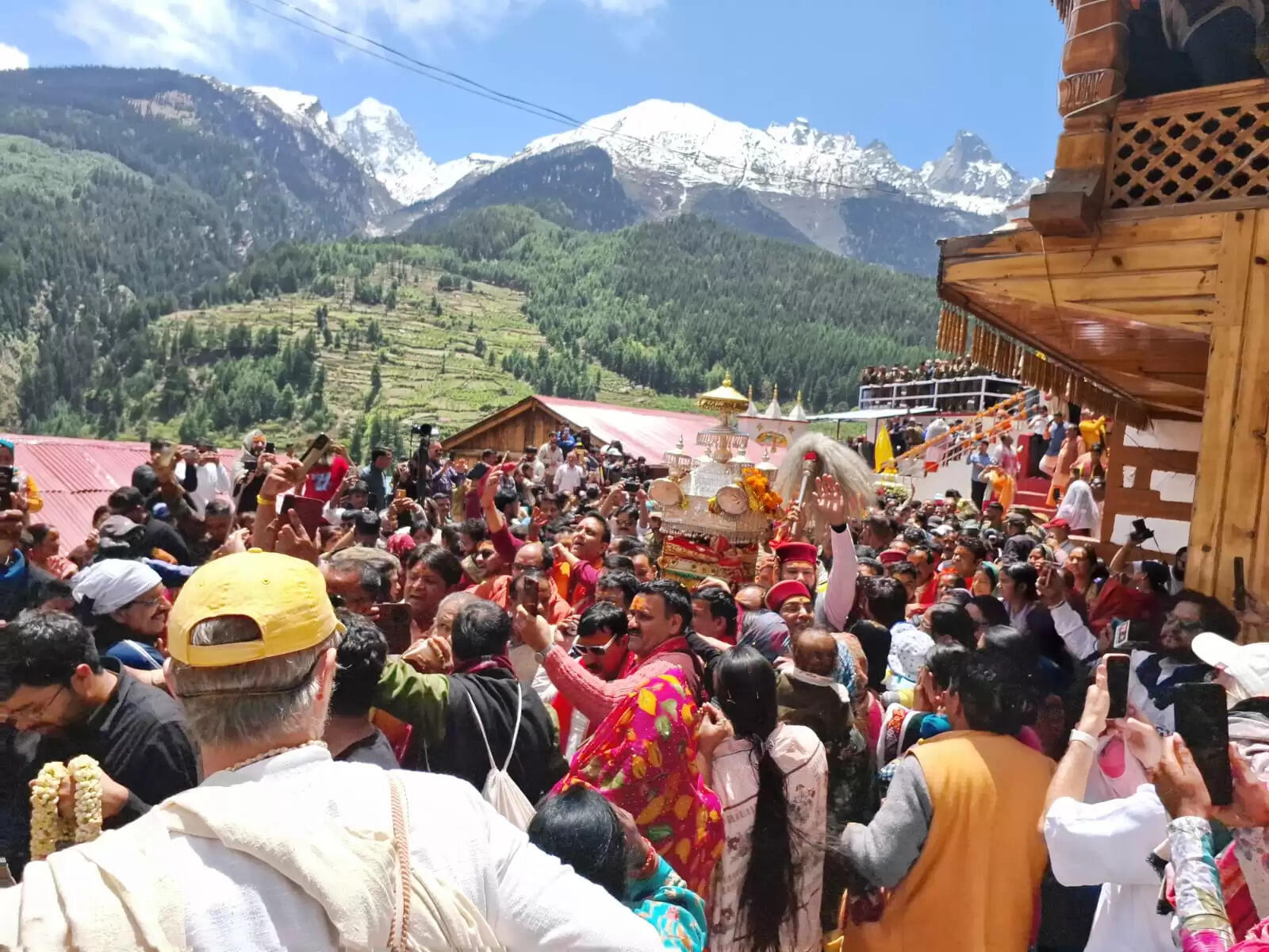 उत्तराखंड: मुखबा से मां गंगा की उत्सव डोली रवाना, बुधवार को खुलेंगे गंगोत्री धाम के कपाट